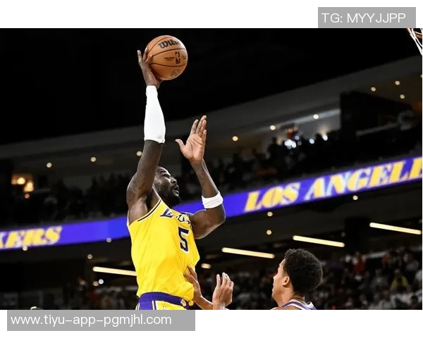 詹姆斯赞扬新援斯玛特艾顿拉拉维亚提升球队硬度与组织能力